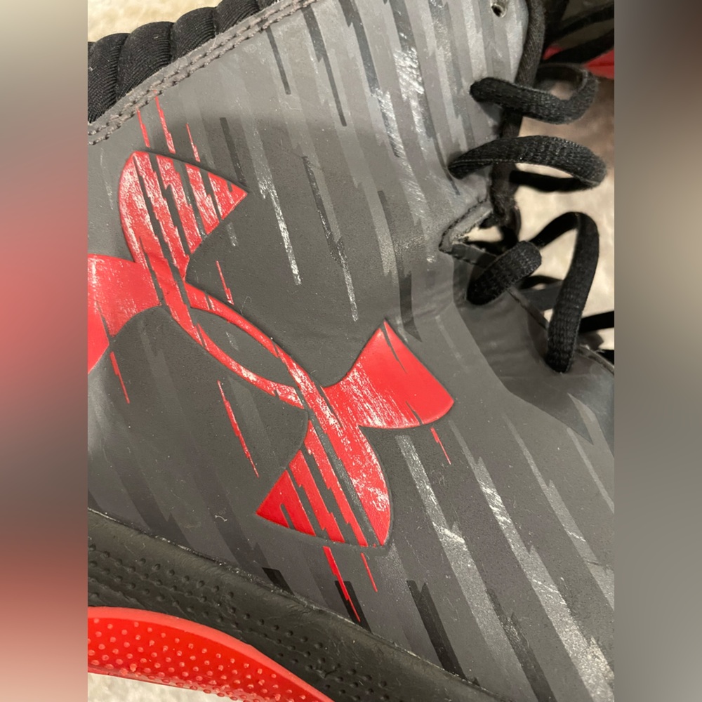Under Armour Mens Basketball Mid-Top Gray/Black/Red Sneakers Sz 10.5 1259015-021 - Picture 8 of 12